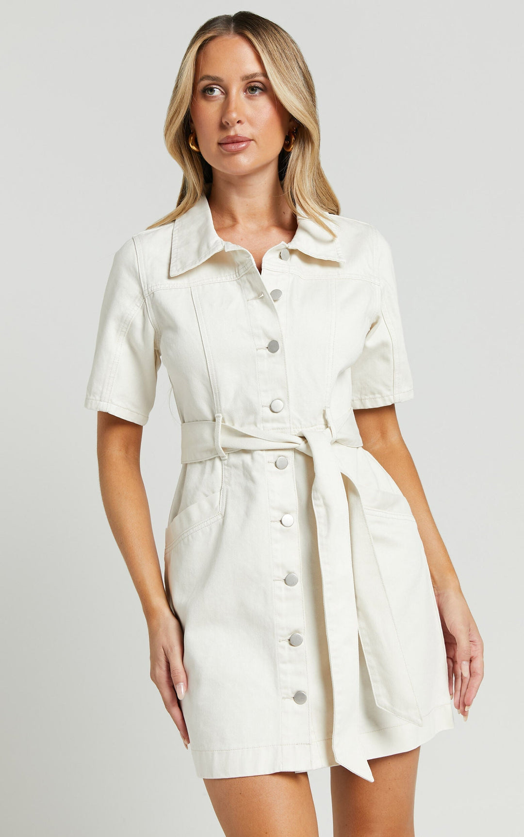Ecru Denim-Kleid mit Knopfleiste, Gürtel, Kurzarm, Damenmode, elegantes Design.