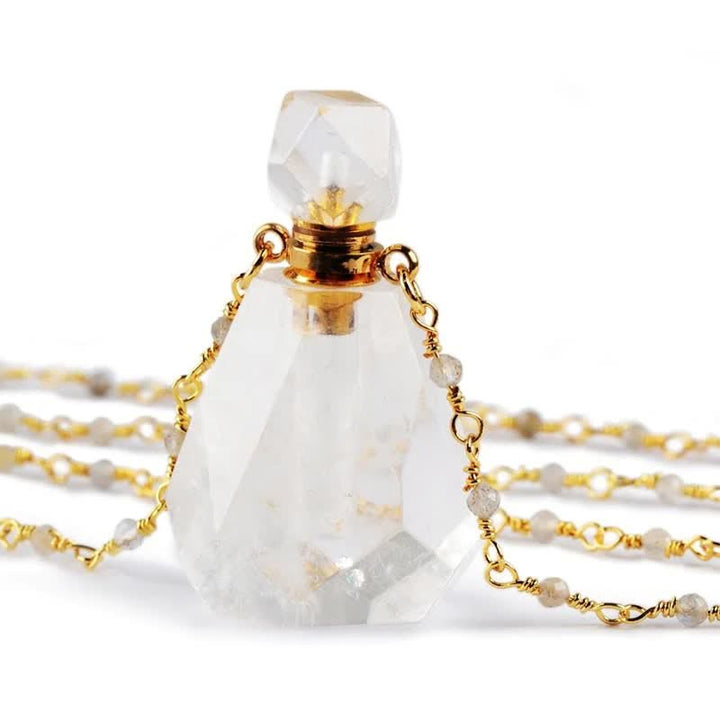 Kristall-Parfümflakon mit goldener Kette, facettiert, luxuriöses Design, elegantes Accessoire.