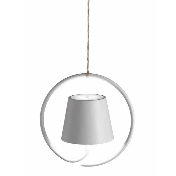Moderne weiße Hängelampe im minimalistischen Design, runder Rahmen, ideal für Wohnzimmerbeleuchtung.