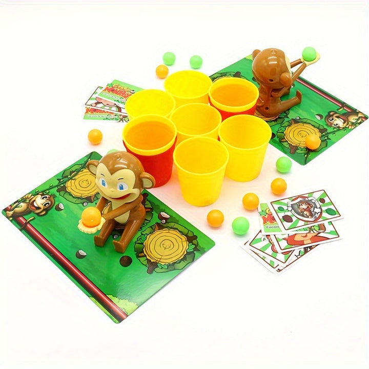 Spielzeug-Affen-Spiel mit gelben Bechern und bunten Bällen auf grünem Brettspiel.