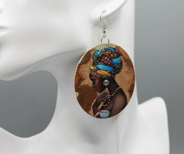 Holzohrring mit afrikanischem Frauenmotiv, bunte Kopfbedeckung, Modeschmuck, Damenaccessoire.