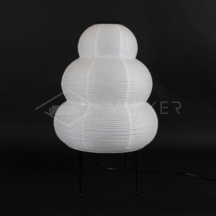 Weiße Akari 24N Tischlampe aus Papier, modernes Design, schwarzer Hintergrund.