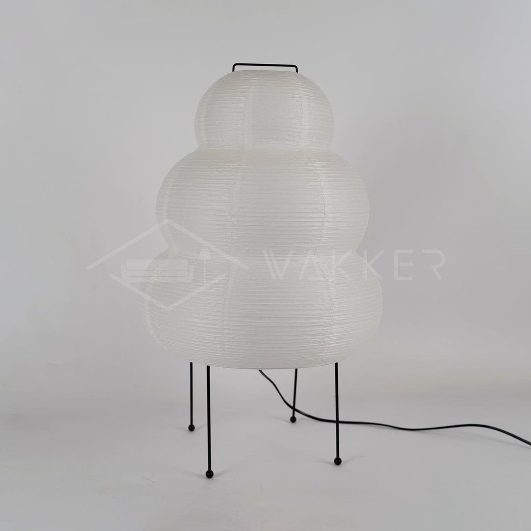 Weiße Akari 24N Tischlampe aus Papier, modernes Design, schwarzer Metallrahmen, minimalistisch.