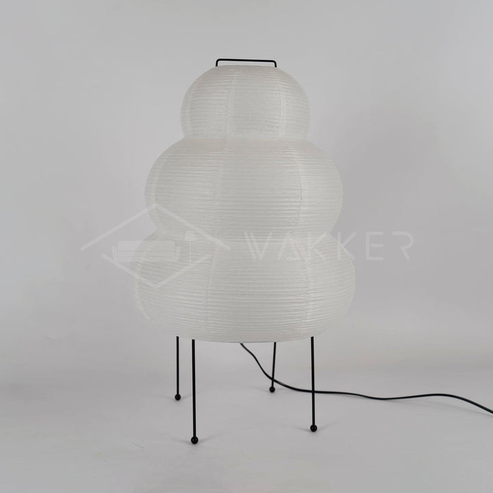 Weiße Akari 24N Tischlampe aus Papier, modernes Design, schwarzer Metallrahmen, minimalistisch.