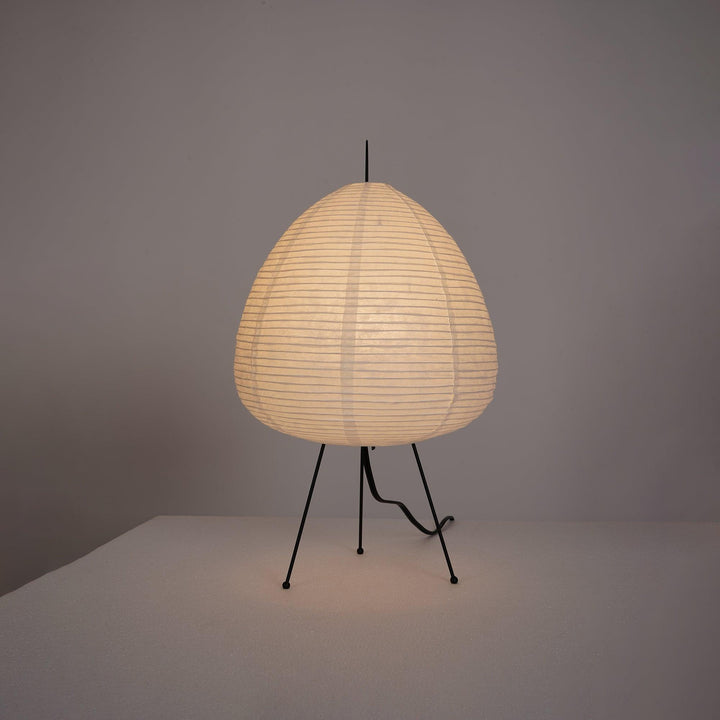 Akari Tischlampe 114, weiß, Papier, dreibeinig, modernes Design, Innenbeleuchtung.