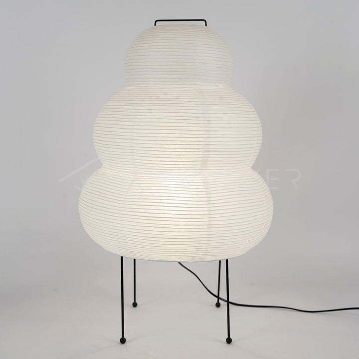 Weiße Akari 24N Tischlampe aus Papier, modernes Design, schwarzer Metallrahmen.