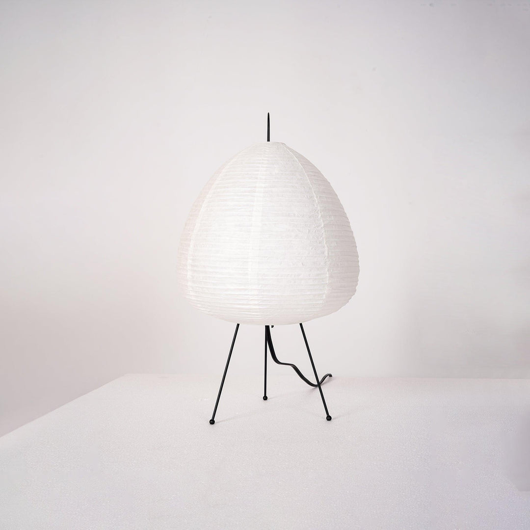 Weiße Akari Tischlampe mit schwarzem Metallgestell, modernes Design, Papierlampenschirm.