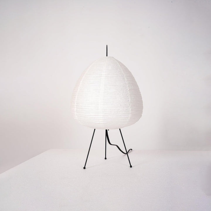 Weiße Akari Tischlampe mit schwarzem Metallgestell, modernes Design, Papierlampenschirm.