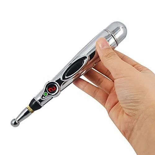 Elektrischer Akupunkturstift, silber, zur Schmerzlinderung und Massage, in Hand gehalten.