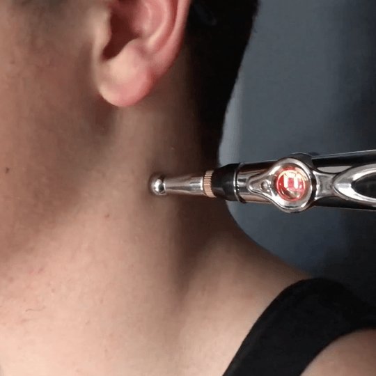 Person mit Akupunkturstift am Hals, Schmerztherapie, Entspannung, Nahaufnahme.