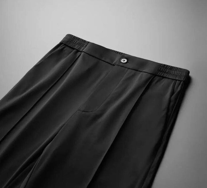 Schwarze Herren-Anzughose, elastischer Bund, elegantes Design, hochwertige Herrenmode.