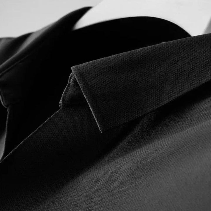 Schwarzes Herrenhemd aus Baumwolle, elegantes Design, Nahaufnahme, luxuriöse Herrenmode.