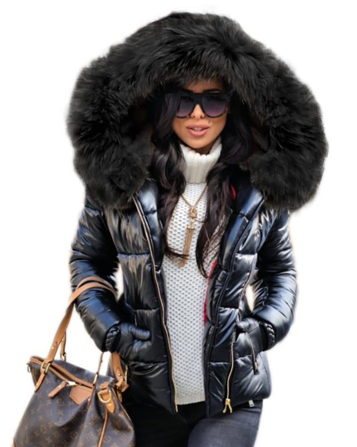 Frau in schwarzer Daunenjacke mit Kapuze, Wintermode, stilvoll, warm, modische Damenbekleidung.