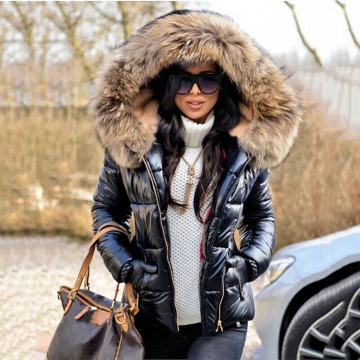 Frau in schwarzer Daunenjacke mit Fellkapuze, Wintermode, stilvoll, warm, Outdoor-Bekleidung.