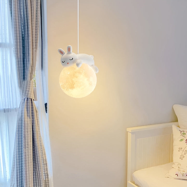Weiße Hängelampe mit Hasenmotiv, Kinderzimmer, LED, modern, minimalistisch, Nachtlicht.