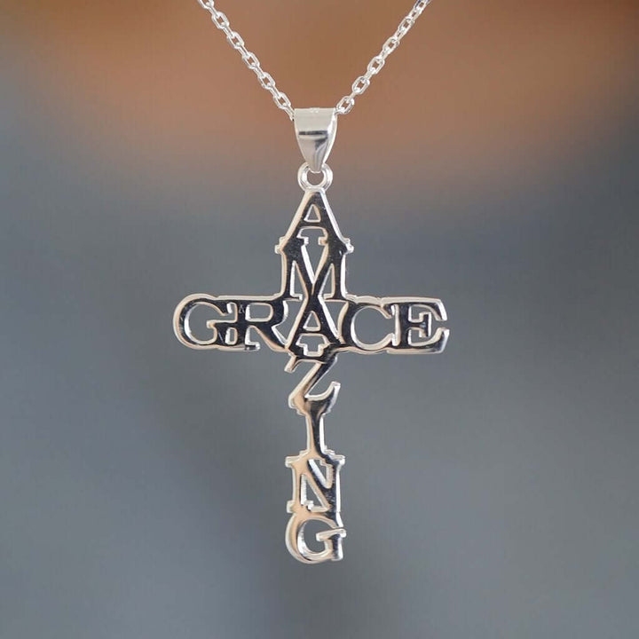 Silberne Kreuzkette mit "Amazing Grace" Schriftzug, elegantes Schmuckstück für Damen.