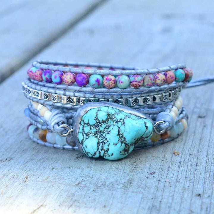 Mehrschichtiges Armband mit Amazonit-Stein, bunten Perlen, handgefertigt, Boho-Stil.