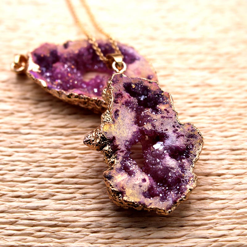 Lila Drusen-Anhänger mit goldener Kette, natürlicher Kristallschmuck, Nahaufnahme.