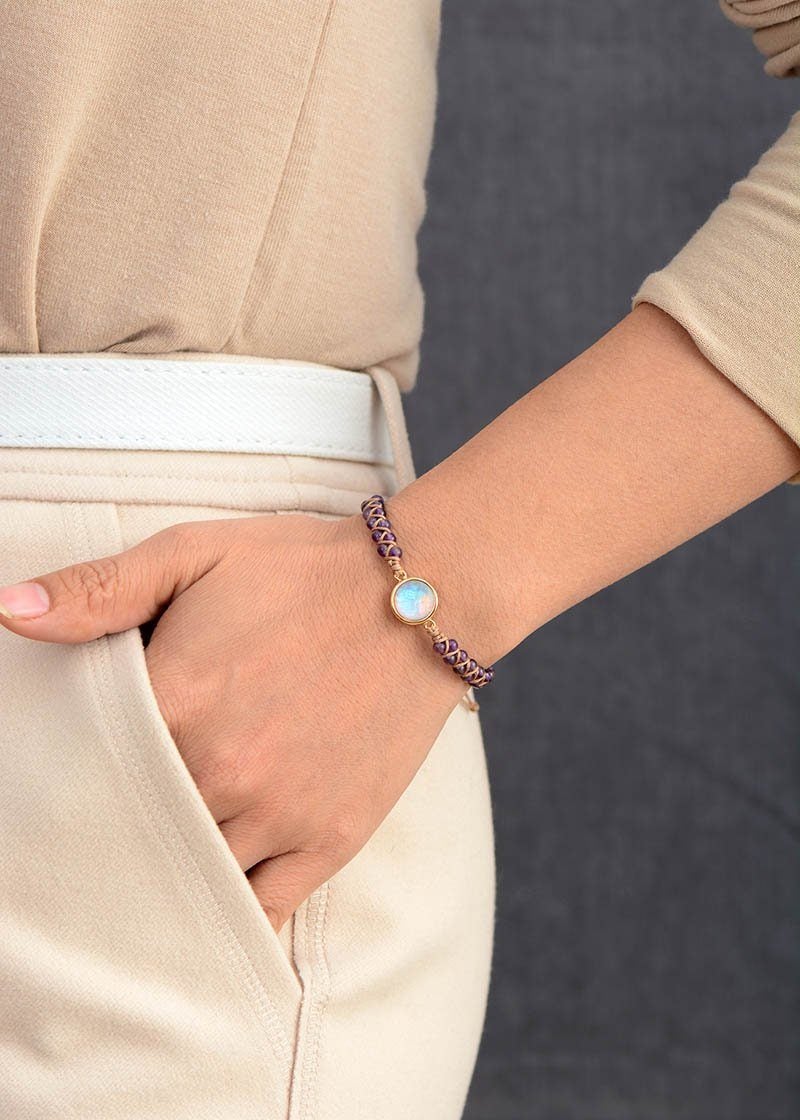 Frau mit lila Amethyst-Opal-Armband, handgefertigt, Boho-Stil, Freundschaftsarmband.