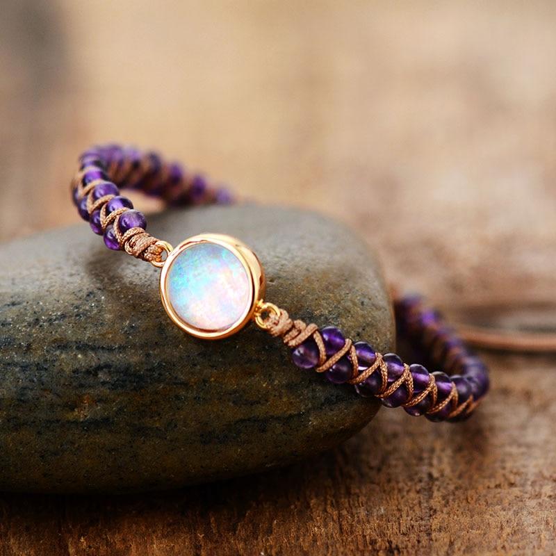 Boho-Armband mit Amethysten und Opal, handgefertigt, lila, geflochten, Yoga-Schmuck.