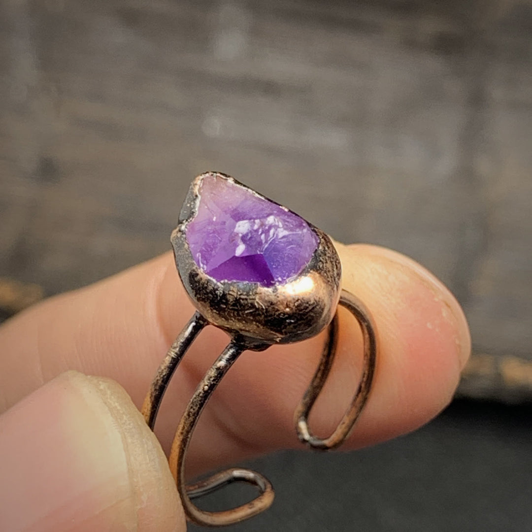 Handgefertigter Amethyst-Ring, verstellbar, Vintage-Design, lila Edelstein, Kupferfassung.