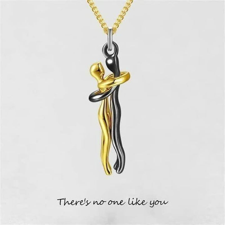 Zwei-Ton-Anhänger in Gold und Silber, umarmende Figuren, an goldener Kette, Schmuckdesign.