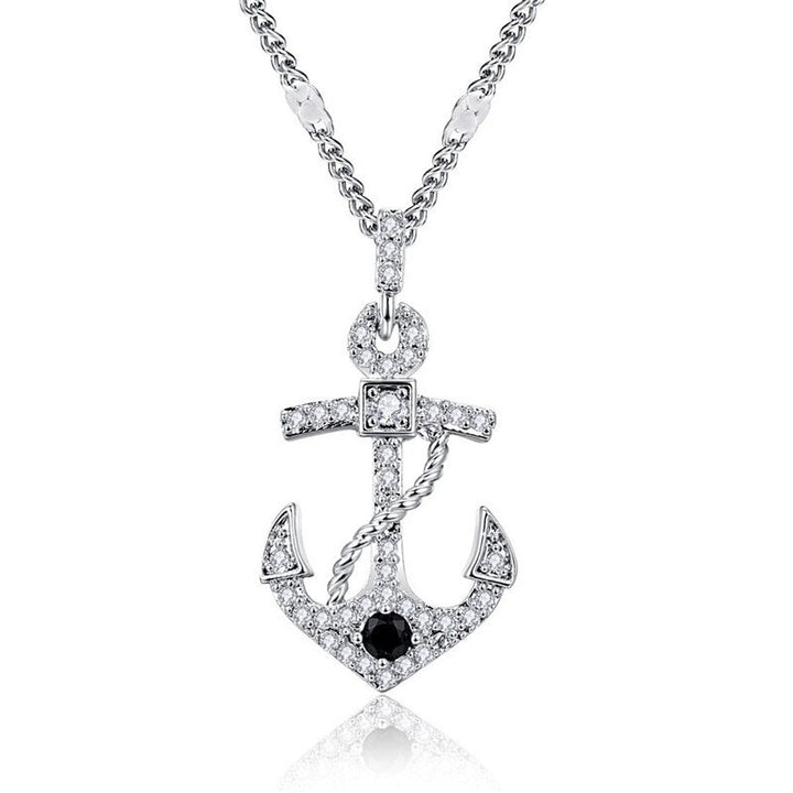 Silberne Anker-Halskette mit Zirkonia-Steinen, maritimes Schmuckdesign, elegantes Accessoire.