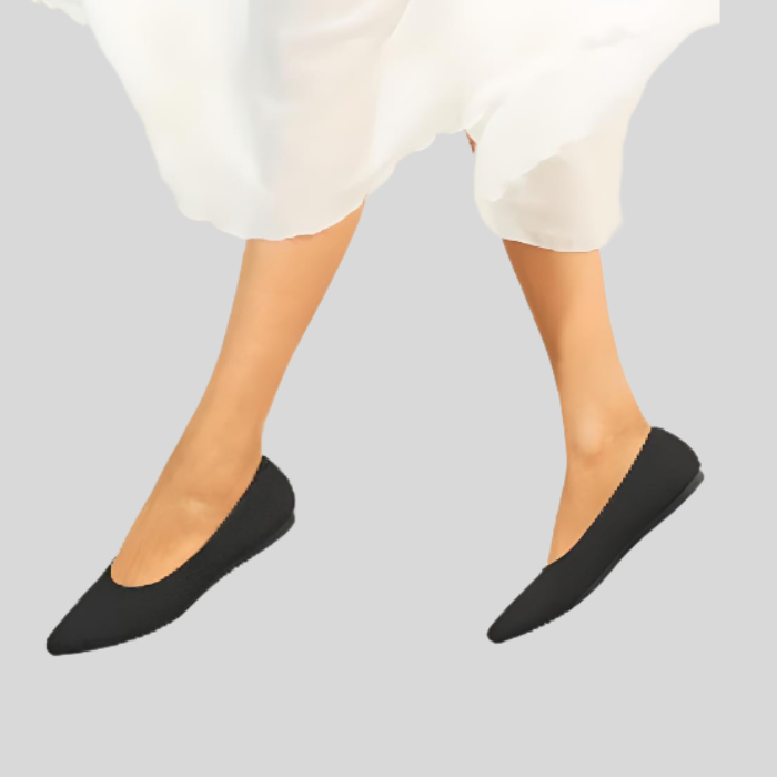 Schwarze Damen-Ballerinas, spitz, elegant, aus Stoff, ideal für Freizeit und Büro.