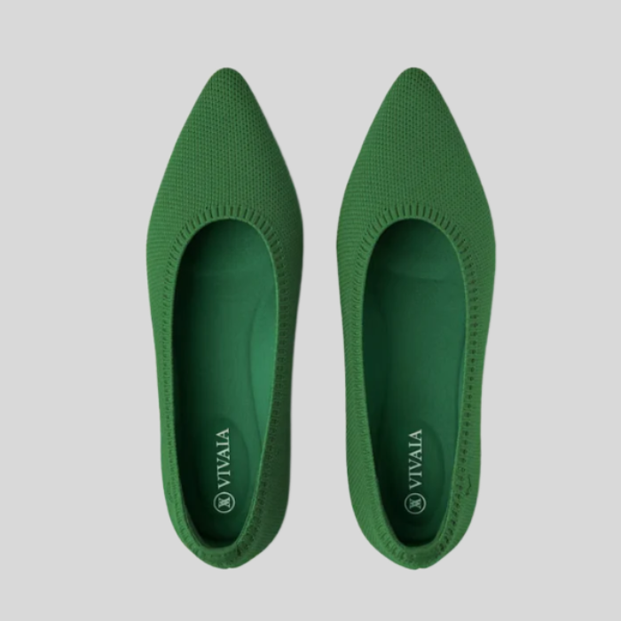 Grüne Damen-Ballerinas aus Strickstoff, spitze Form, nachhaltige Mode, Marke VIVAIA.