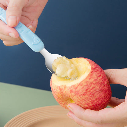 Person schält Apfel mit blauem Schäler, Küchengerät, Obstzubereitung, Nahaufnahme.