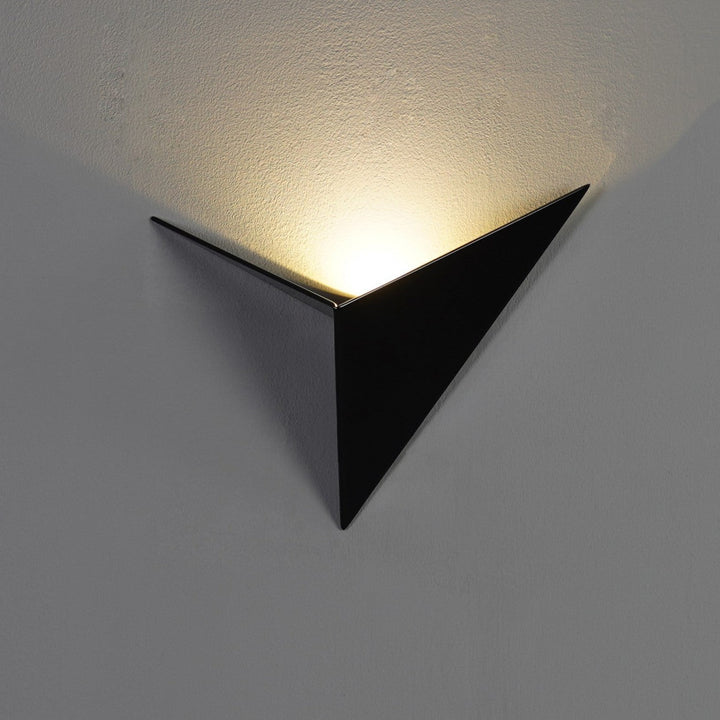 Schwarze LED-Wandleuchte, modernes Design, dreieckige Form, energiesparend, Innenbeleuchtung.