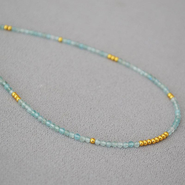 Aqua-blaues Perlenarmband mit goldenen Akzenten, handgefertigt, eleganter Schmuck.
