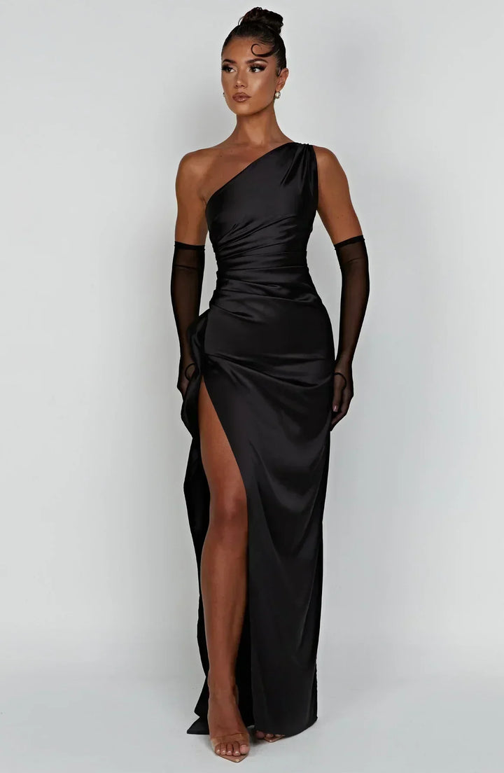 Schwarzes One-Shoulder-Maxikleid, Satin, hoher Schlitz, elegante Abendmode, Damenmode.