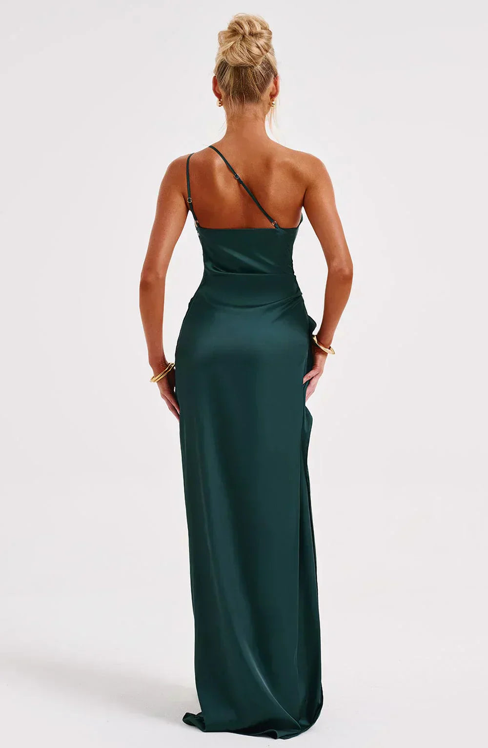 Grünes Satin-Maxikleid, ärmellos, elegantes Design, Abendmode, Damenbekleidung.