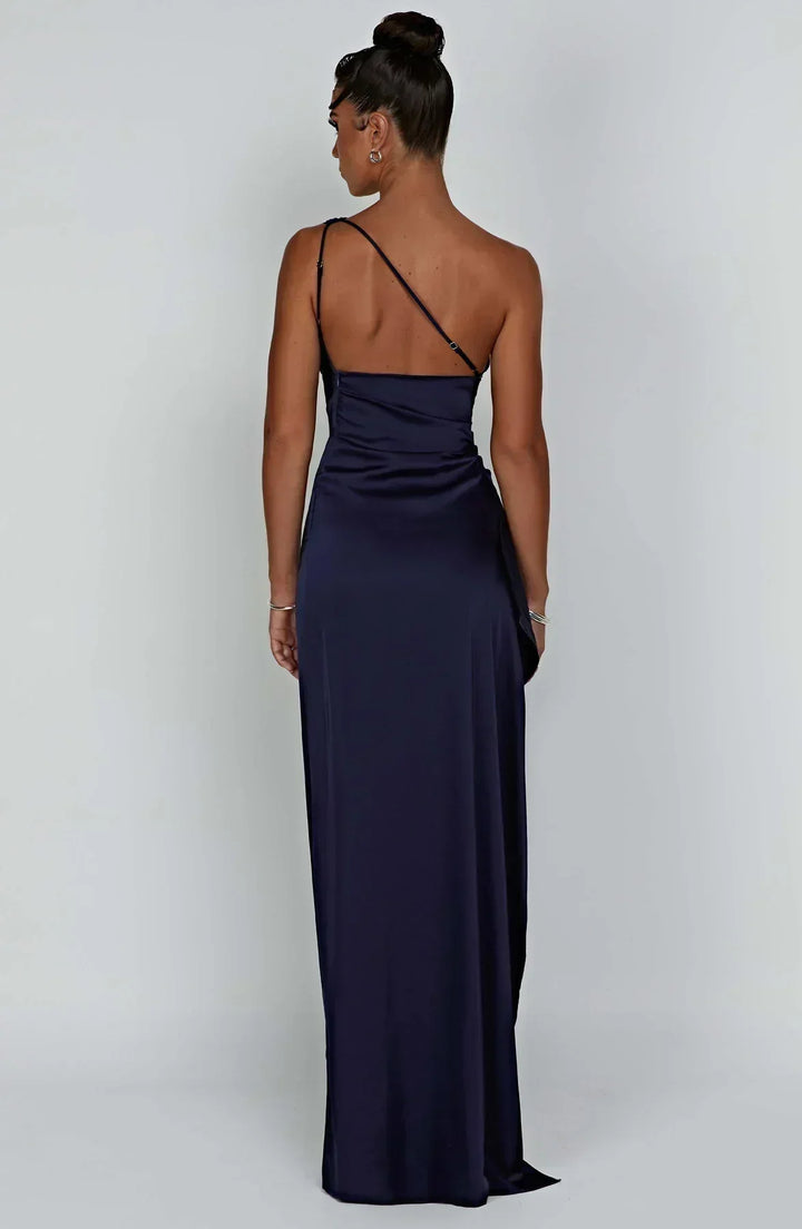Frau in dunkelblauem Maxikleid, ärmellos, elegantes Abendkleid, Rückenansicht.