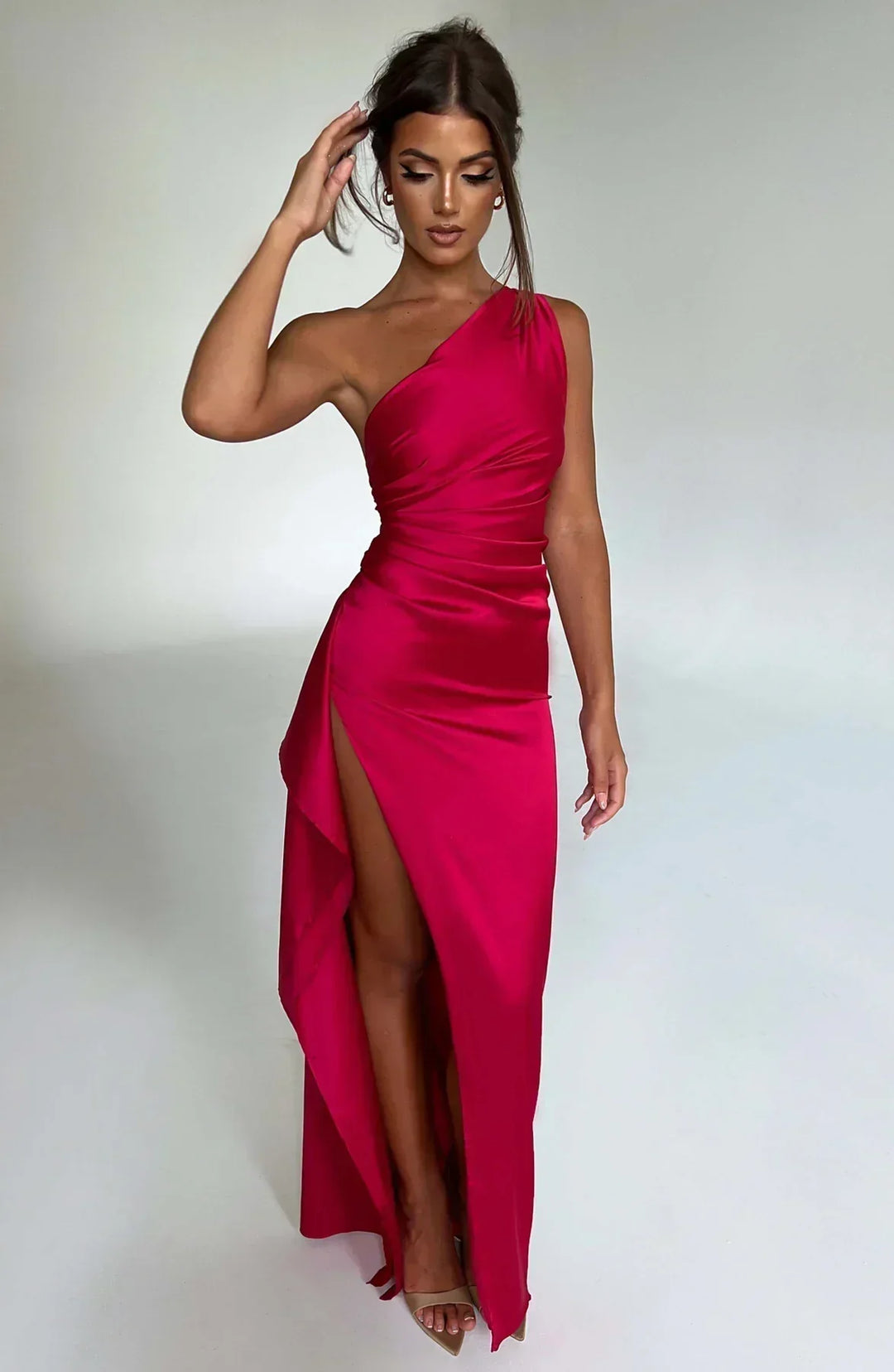 Rotes One-Shoulder-Maxikleid mit hohem Schlitz, elegantes Abendkleid, Satin, Damenmode.