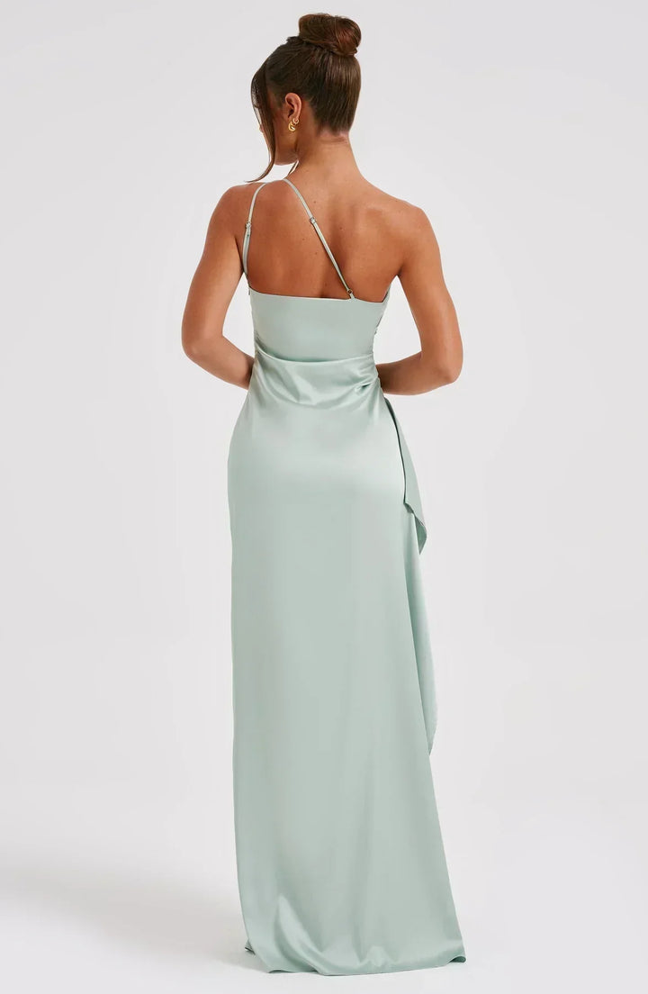 Frau in mintgrünem Maxikleid, rückenfrei, elegantes Abendkleid, Satin, Spaghettiträger.