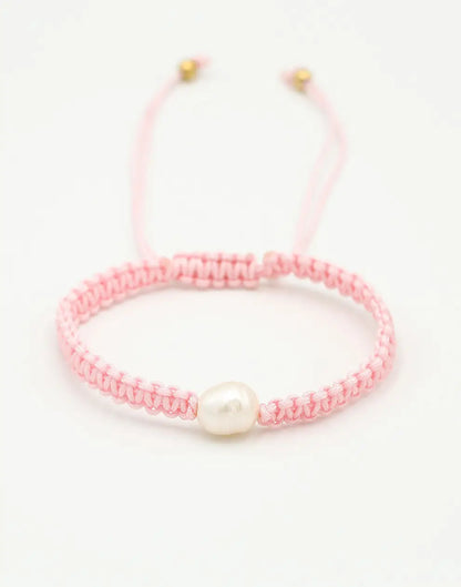 Rosa Makramee-Armband mit Perle, handgefertigt, verstellbar, modisches Schmuckstück.