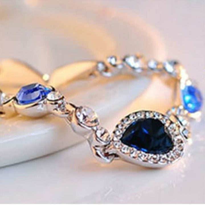 Luxuriöses Armband mit blauen und klaren Kristallen, silberne Fassung, elegantes Schmuckdesign.