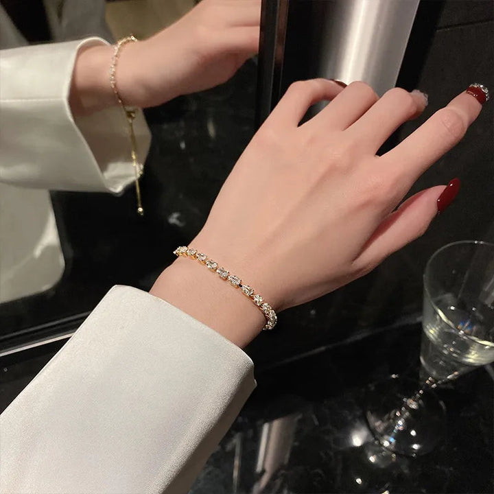 Damenarmband aus Gold mit Diamanten, elegantes Schmuckstück, Handgelenk, Abendmode.