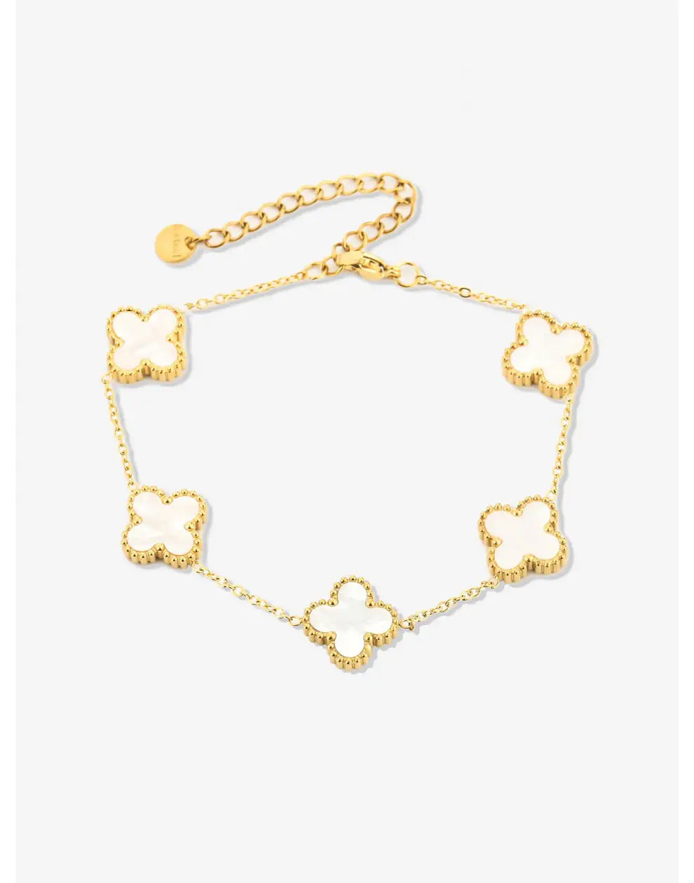 Goldenes Armband mit Kleeblatt-Design und Perlen, eleganter Schmuck für Damen.