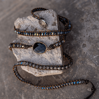 Handgefertigtes Armband mit schwarzem Onyx, Lederband, goldenen und blauen Perlen.