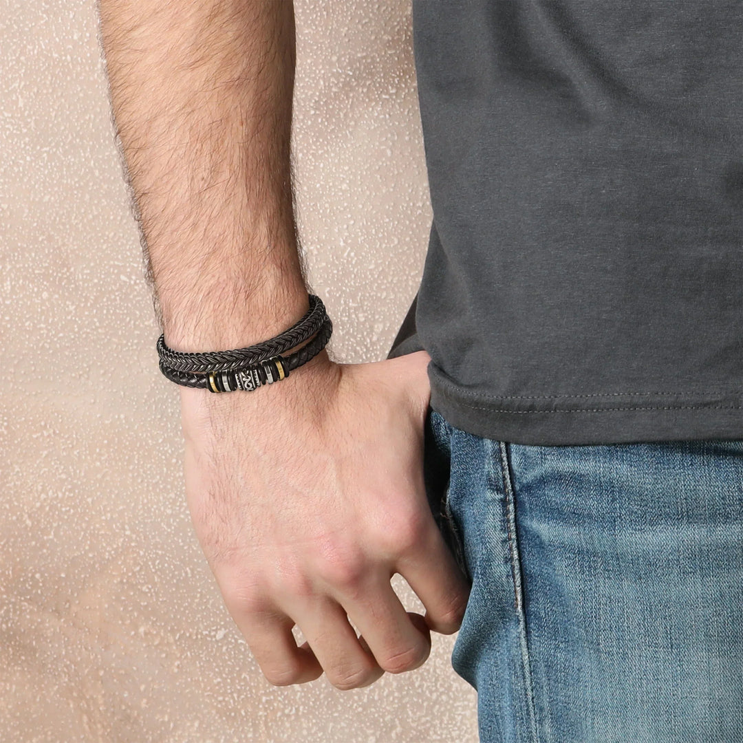 Männerarmband aus Leder, schwarz, geflochten, mit Metallakzenten, modisch, lässig, Accessoire.