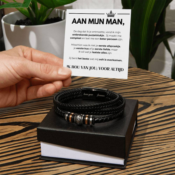 Schwarzes Lederarmband mit Gravur, Geschenkbox, handgehaltene Karte, stilvoll, modern.