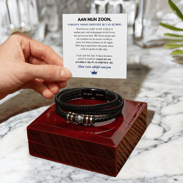 Schwarzes Lederarmband mit Metallakzenten auf roter Holzbox, Geschenk für Sohn.