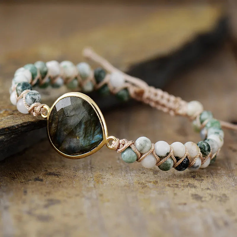 Armband mit grünem Edelstein, handgefertigt, verstellbar, Naturstein, Boho-Stil, Damenaccessoire.