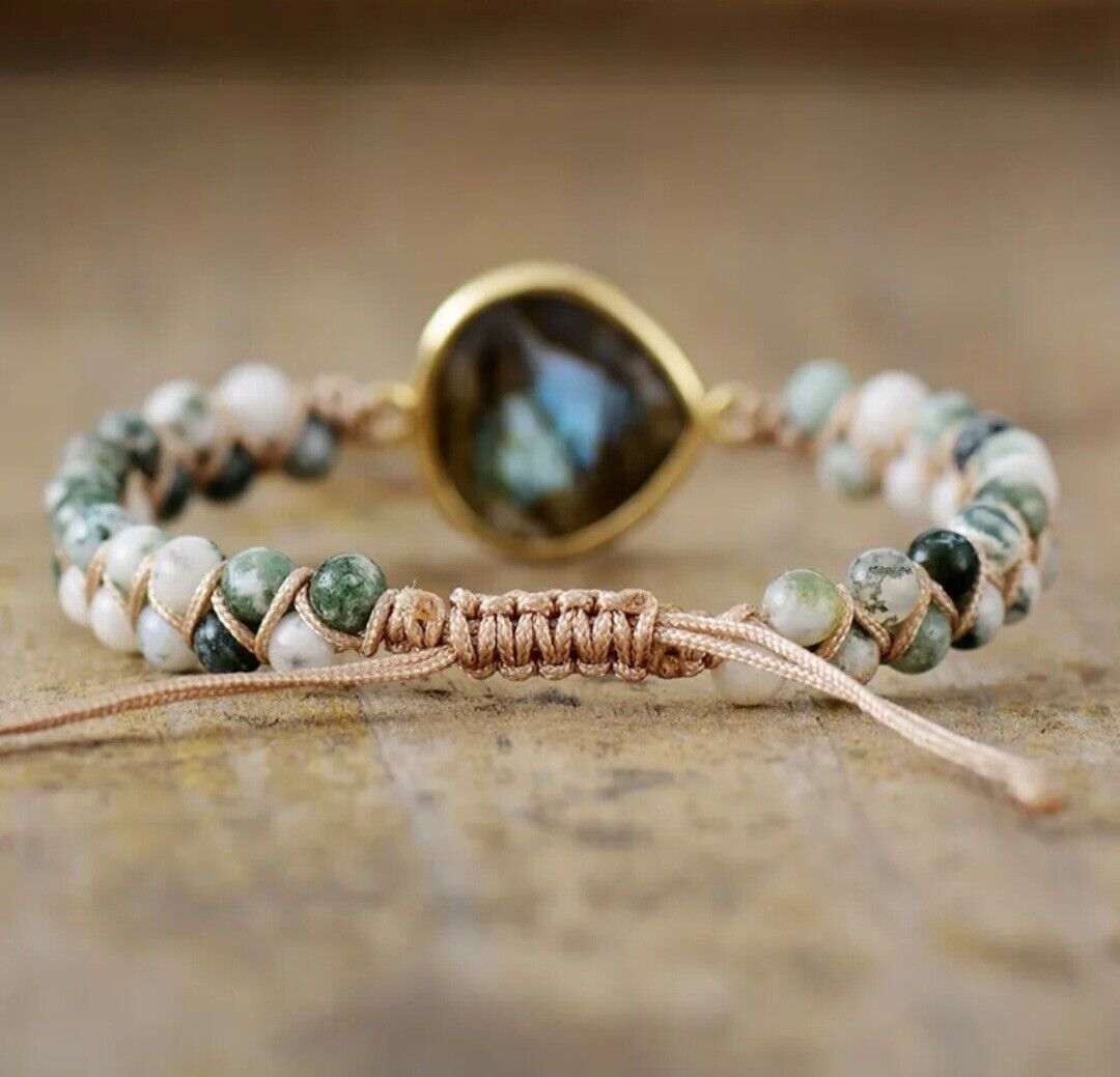 Makramee-Armband mit grünen und weißen Perlen, Tropfenanhänger, handgefertigt, Boho-Stil.