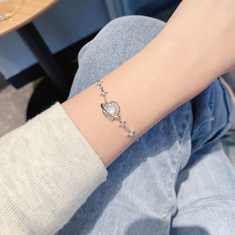 Silbernes Armband mit Planetenanhänger, Damen, modisch, elegant, Schmuck, Geschenkidee.