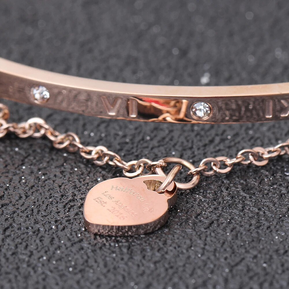 Roségoldenes Armband mit Gravur und Diamanten auf schwarzem Hintergrund, eleganter Schmuck.