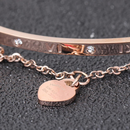 Roségoldenes Armband mit Gravur und Diamanten auf schwarzem Hintergrund, eleganter Schmuck.